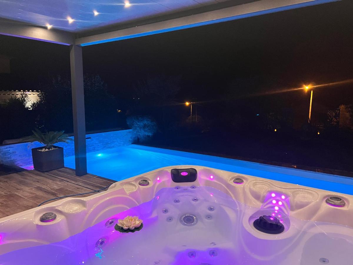 Suite Romantique Le Temps D'Un Instant Loveroom Hammam Jacuzzi Piscine Villeneuve  Екстериор снимка